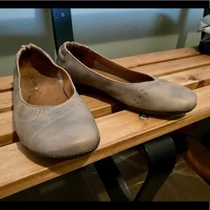 Soft and versatile Taos ballet flats.